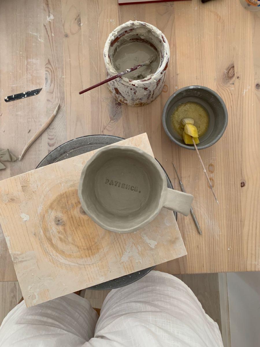 Établi de l'atelier Studio Séleste : tasse « Patience » en cours de fabrication