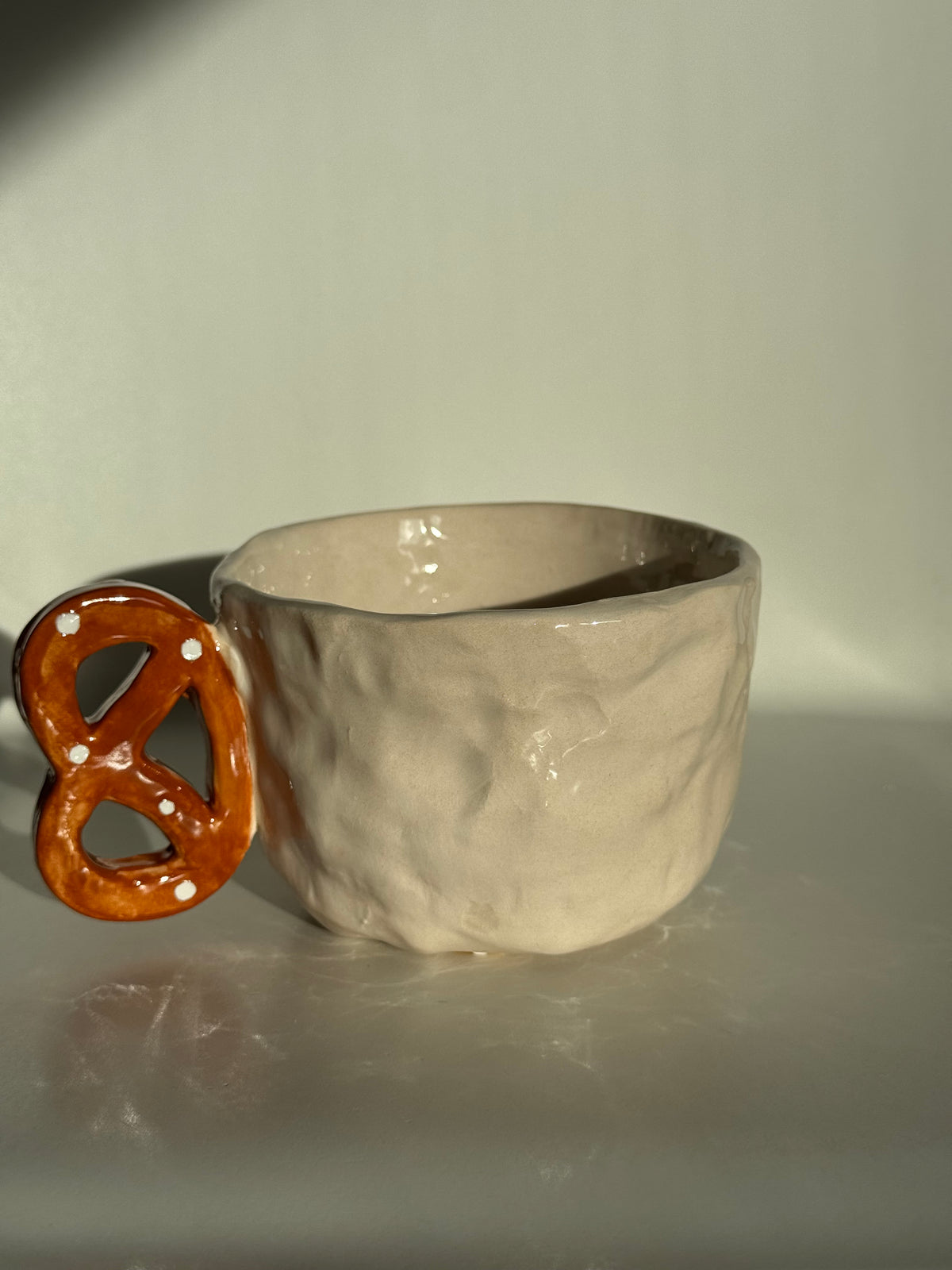 Tasse en céramique fait main 200 ml 'Anse Bretzel' Studio Séleste