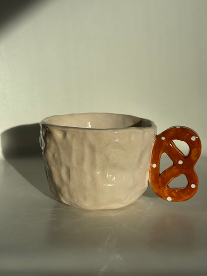 Tasse en céramique fait main 200 ml 'Anse Bretzel' Studio Séleste – vue 2