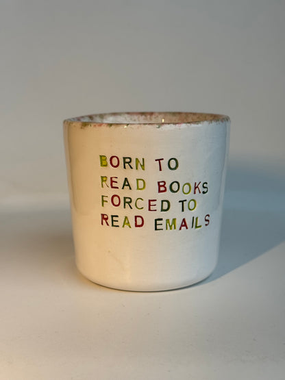 Mug en céramique fait main 250 ml 'Born To Read Books Forced To Read Mails' Studio Séleste