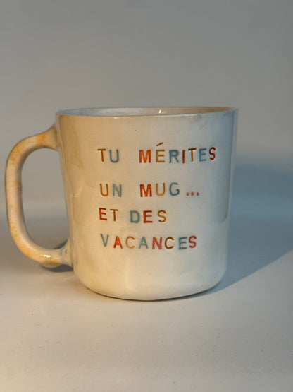 Mug en céramique fait main 250 ml 'Tu Mérites Un Mug Et Des Vacances' Studio Séleste