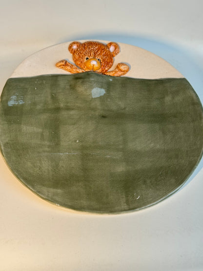 Assiette en céramique fait main Ø ~18 cm 'Ours Sous Couverture' Studio Séleste