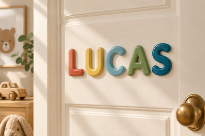Prénom LUCAS en lettres de céramique émaillée sur une porte de chambre d'enfant